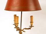 une lampe posée sur une table, avec un abat-jour rouge