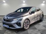 une voiture argentée est garée dans une pièce au sol en damier