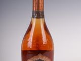 l'image d'une bouteille d'alcool posée sur une table