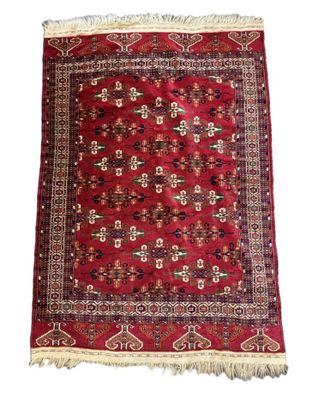 un tapis rouge à franges sur fond blanc