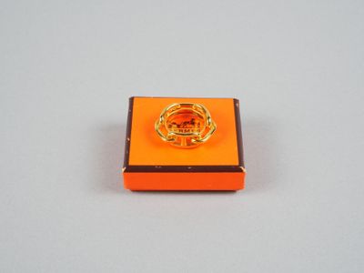 une boîte orange ornée d'un anneau doré