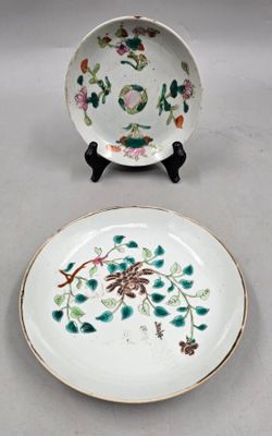 deux assiettes à motifs floraux posées sur une surface blanche