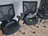 trois chaises de bureau placées les unes à côté des autres