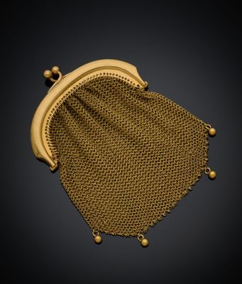 un sac à main en maille dorée sur fond noir