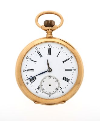 une vieille montre de poche en or avec des chiffres romains et des chiffres romains sur le cadran