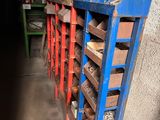 une étagère bleue sur laquelle se trouve un tas de bois