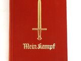 Le livre est rouge, avec des lettres dorées et une épée dessinée dessus.