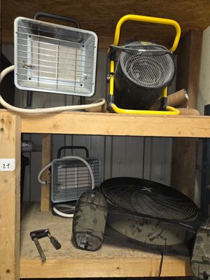 de nombreux objets qui traînent sur une étagère dans le garage