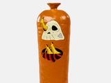 un vase orange orné d'une image d'oiseau