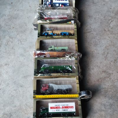tout un tas de petits trains miniatures alignés sur le sol