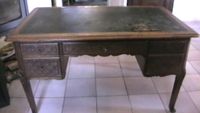 Bureau en chêne à 4 tiroirs décor sculpté et pieds cambrés -…