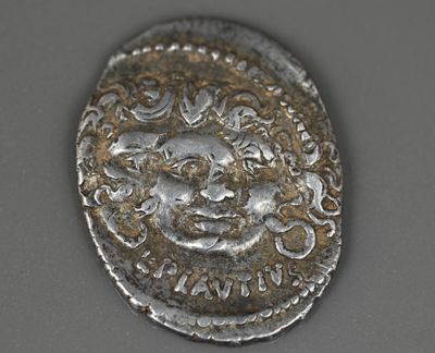 gros plan d'une pièce d'argent avec un visage dessus