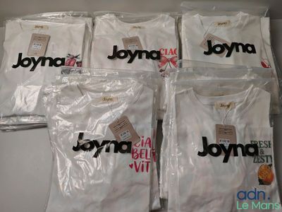 six t-shirts blancs portant les noms « Joyn » et « Joyn »