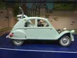 une petite voiture miniature avec un chien sur la banquette arrière