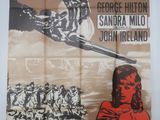 une vieille affiche de cinéma représentant un homme brandissant une épée devant un groupe de soldats