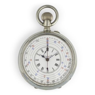 une montre de poche en argent avec des chiffres romains sur le cadran