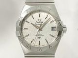 une montre en argent avec des chiffres romains sur le cadran