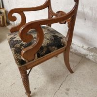 Fauteuil en acajou sculpté, accotoirs en crosse, piètement f… (photo 2)