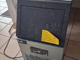 un micro-ondes posé sur le réfrigérateur, à même le sol