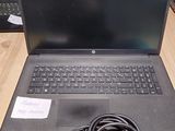 un ordinateur portable posé sur une table avec un chargeur