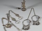 beaucoup d'objets en argent posés sur une table