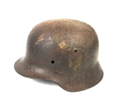 un vieux casque avec un trou au milieu