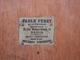 a sign on the door of a room that says table feret