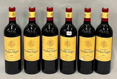 six bouteilles de vin rouge alignées sur une table
