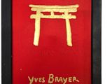 un cadre rouge contenant une photo d'une porte torii