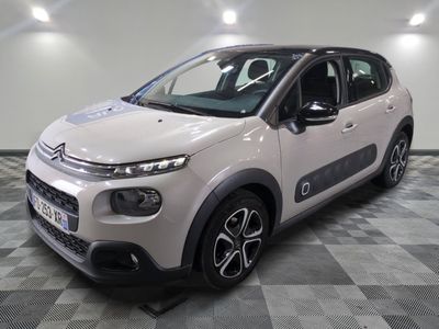la citrole blanche est garee sur un carrelage en damier