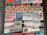 une photo d'une collection de timbres sur une table
