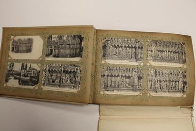 un livre ouvert dans lequel figure l'image d'une ville