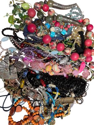 une pile de bijoux assortis sur une surface blanche