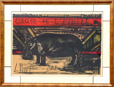 tableau représentant un éléphant debout sous un pont, dans un cadre en bois