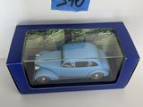 La petite voiture bleue se trouve dans une boîte bleue sur laquelle est apposée une étiquette de prix.