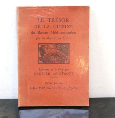 des livres sont posés sur une table devant un mur blanc