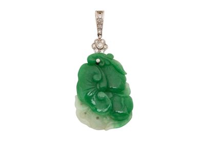 un gros plan d'un pendentif en jade vert et diamants sur fond blanc