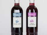 deux bouteilles de vin posées l'une à côté de l'autre sur une table