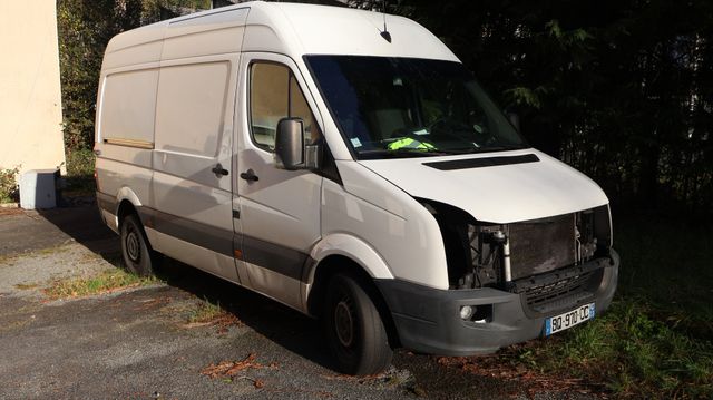 Véhicule utilitaire de marque VW Crafter immatriculé BQ-970-CC, 1...
