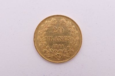 gros plan d'une pièce d'or sur une surface blanche