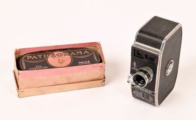 une petite boîte de dentifrice à côté d'un vieil appareil photo