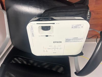 un sac posé sur une chaise