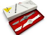 une montre blanche et une montre blanche dans un coffret rouge