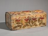 une petite boîte en bois ornée d'un motif floral