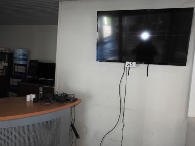 une télévision à écran plat fixée au mur dans un coin de la pièce