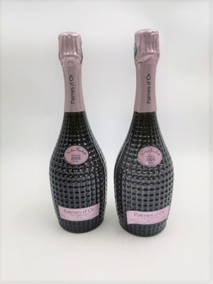 deux bouteilles de vin rosé posées l'une à côté de l'autre sur une surface blanche