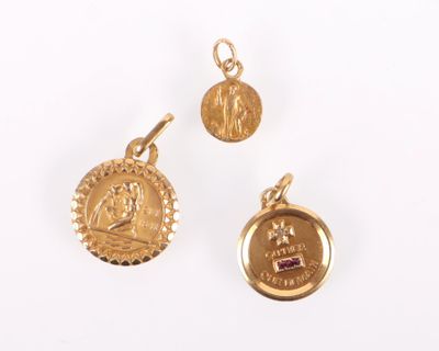 trois bijoux en or, dont une pièce de monnaie et un pendentif