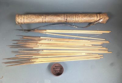 plein de baguettes de bambou et un centime sur la table