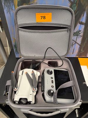 un sac contenant une télécommande et d'autres appareils électroniques