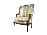 une vieille chaise dont le dossier et les accoudoirs sont recouverts d'un tissu rayé